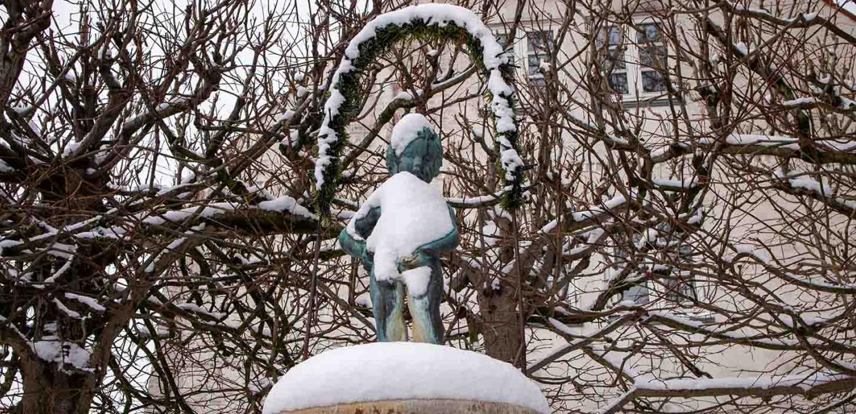 Manneken Pis dækket af sne i vinter