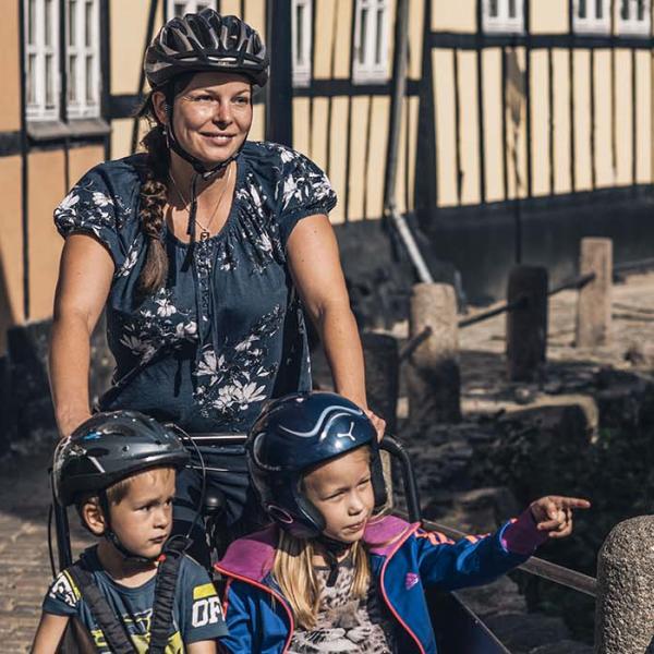 Familie cykler ved Bogense Bybæk