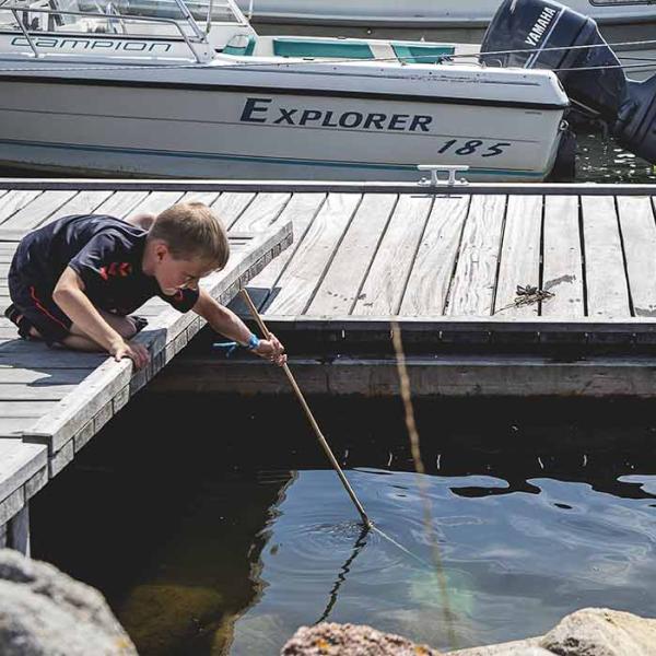 Dreng fiske ved havnen