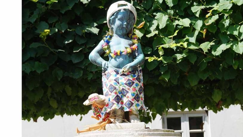 Manneken Pis som Hawaii-dreng