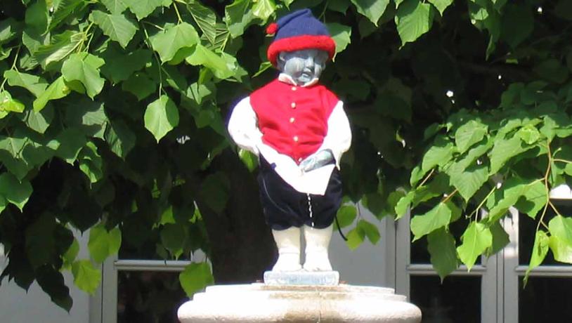 Manneken Pis i folkedragt