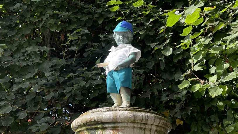 Manneken Pis med kasket og tøj på til sprogfestivalen SPROGENSE