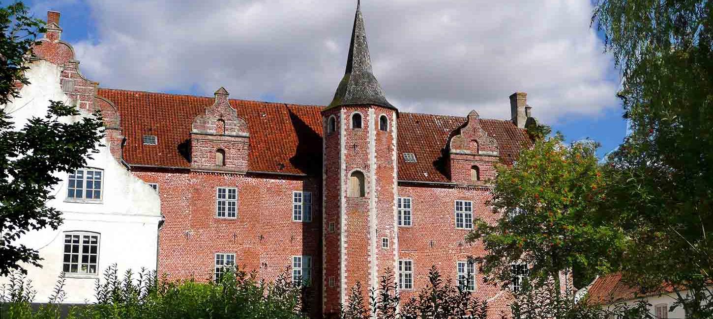 Harridslevgaard Slot set fra haven