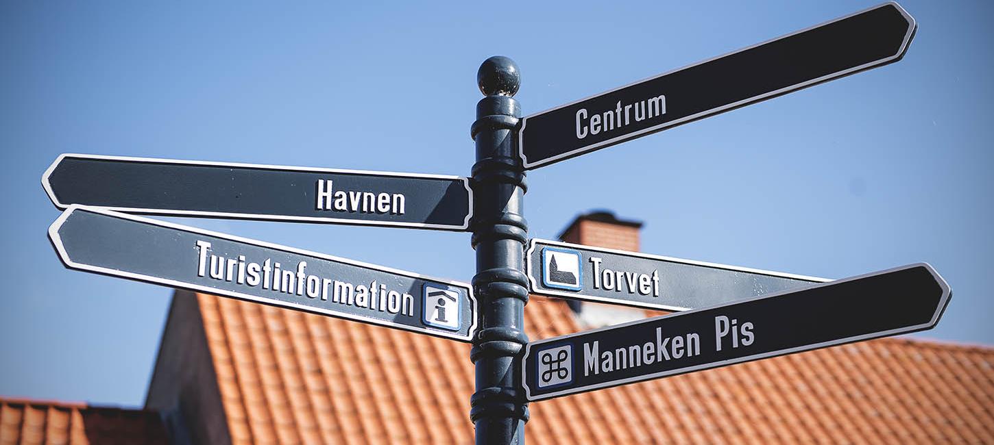 Skilt i gaden viser vej til forskellige seværdigheder i Bogense