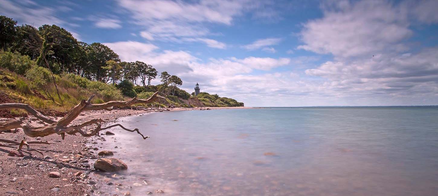 Æbelø ved kysten med udsigt til fyrtårnet