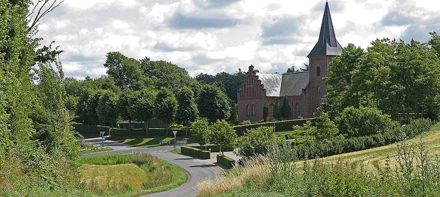 Udsigt fra toppen af bakken til Padesø kirke på Nordfyn