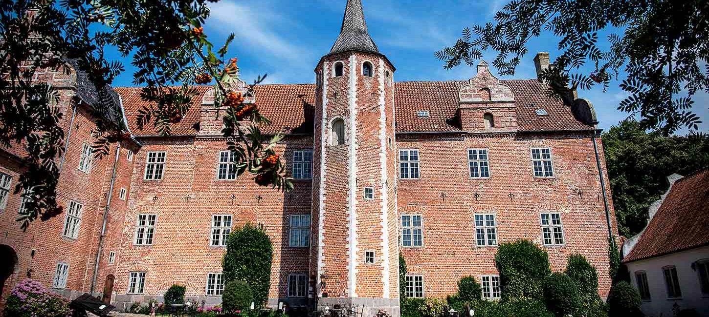 Harridslevgaard Slot med tårnet i midten set fra indre gård