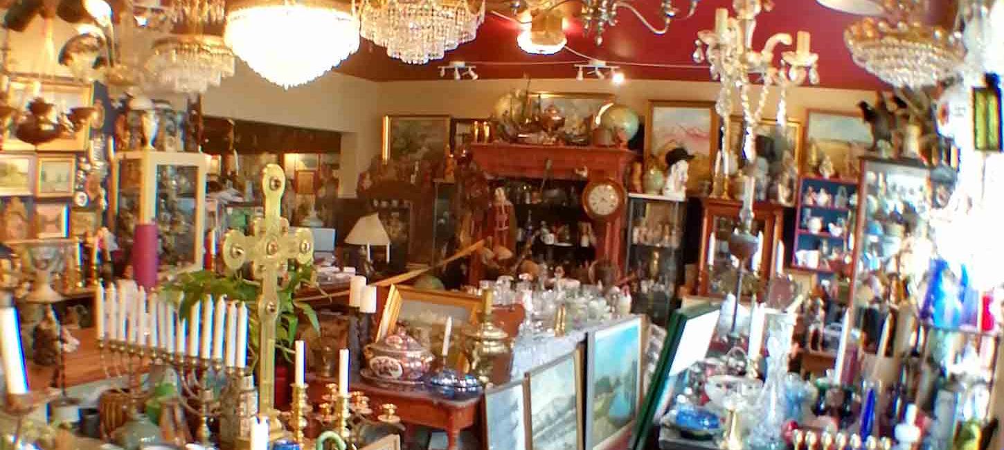 Lysekroner, malerier og andre antikviteter i butikken Antik 44