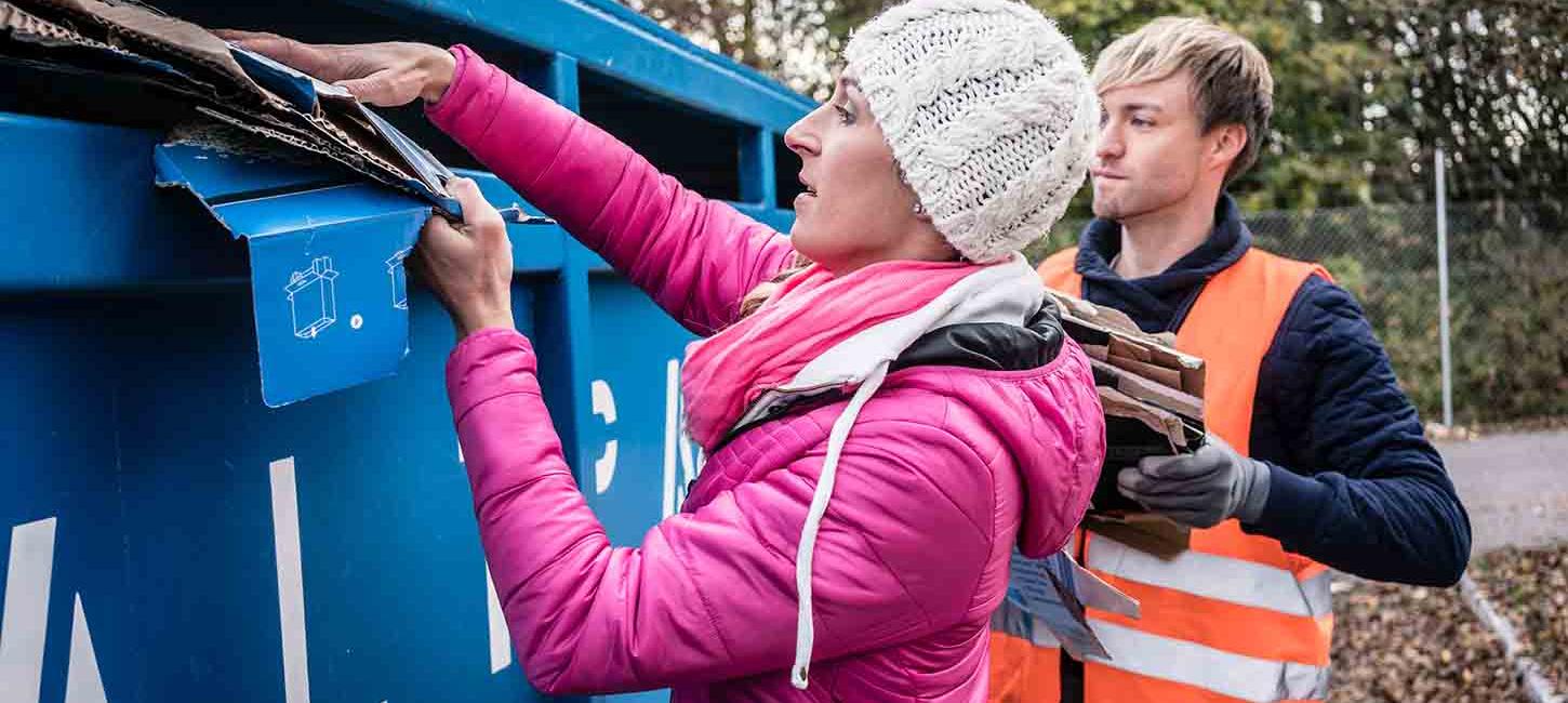 En kvinde putter pap i papcontaineren