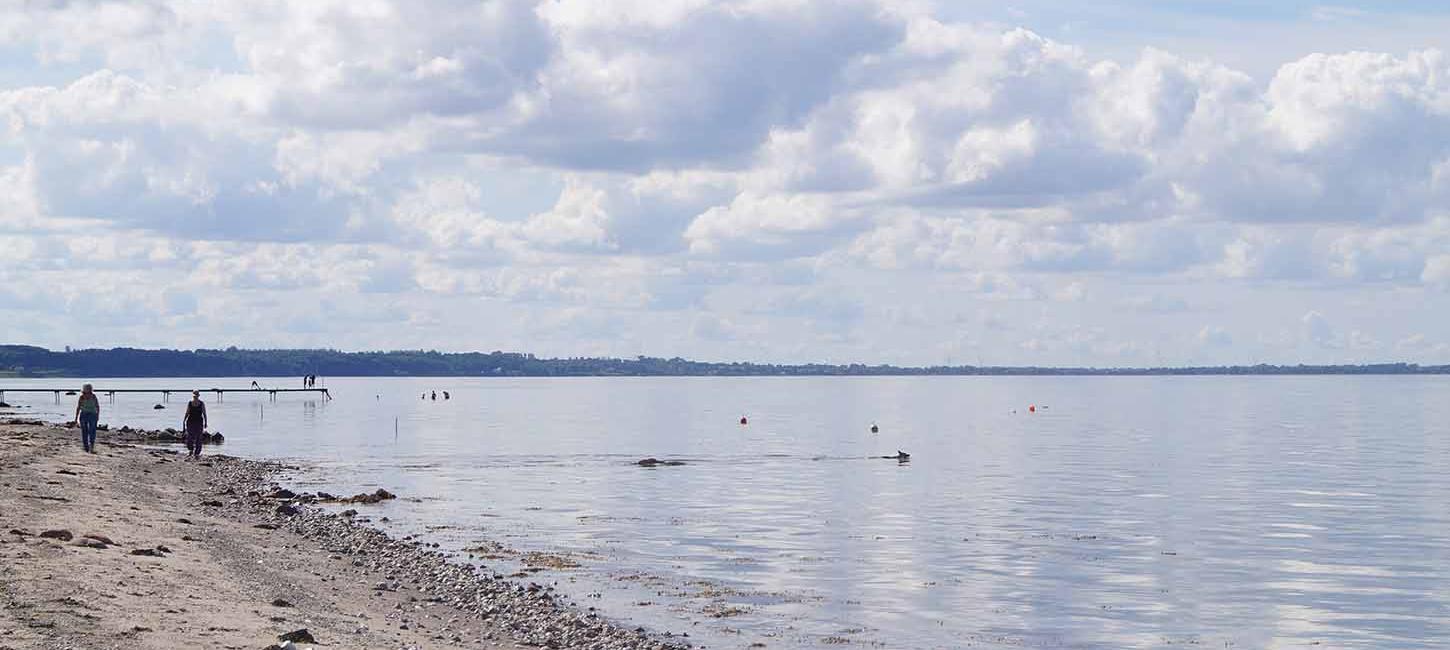 Skåstrup Strand med skyet himmel og udsigt til Jylland