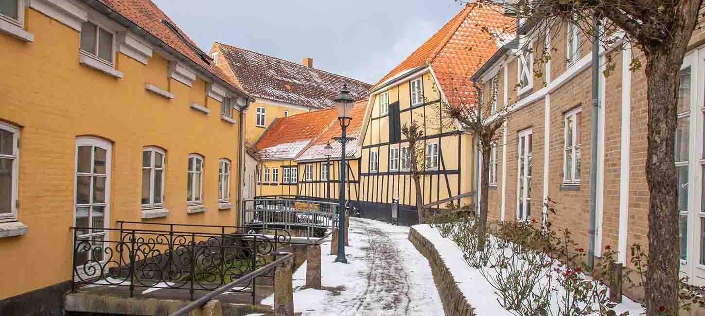 Bogense bybæk og de gamle huse i snevejr i vintertid