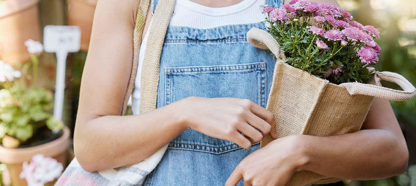 Kvinde med blomst og shopper på shopping