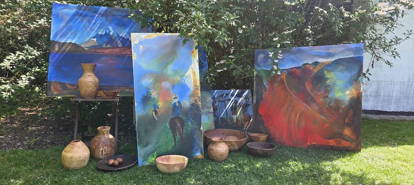 Trækunst og malerier i græsset hos Kunstnerhjemmet