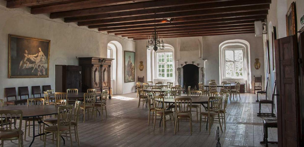 Den store riddersal på Harridslevgaard med borde og stole til selskaber