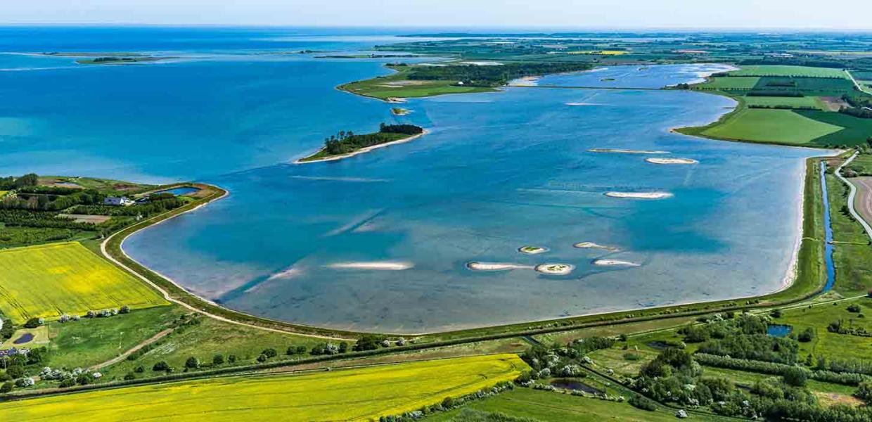 Jesper Larsens luftfoto af Gyldensteen Strand til udstillingen Luftkunst Danmark