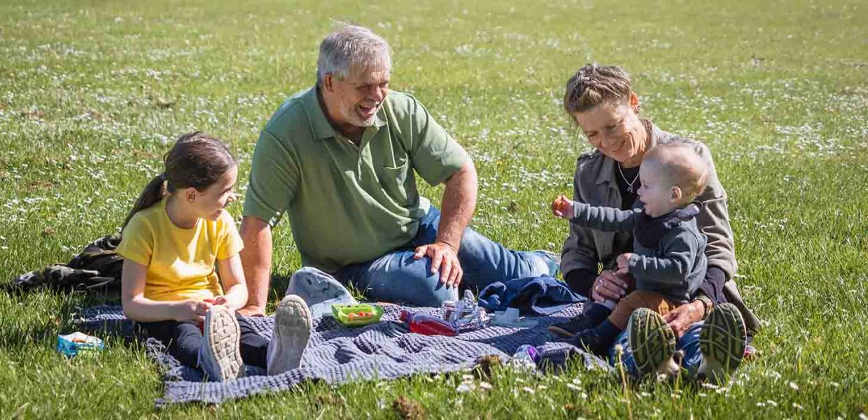 Familie på picnic ved Fuglsang Strand