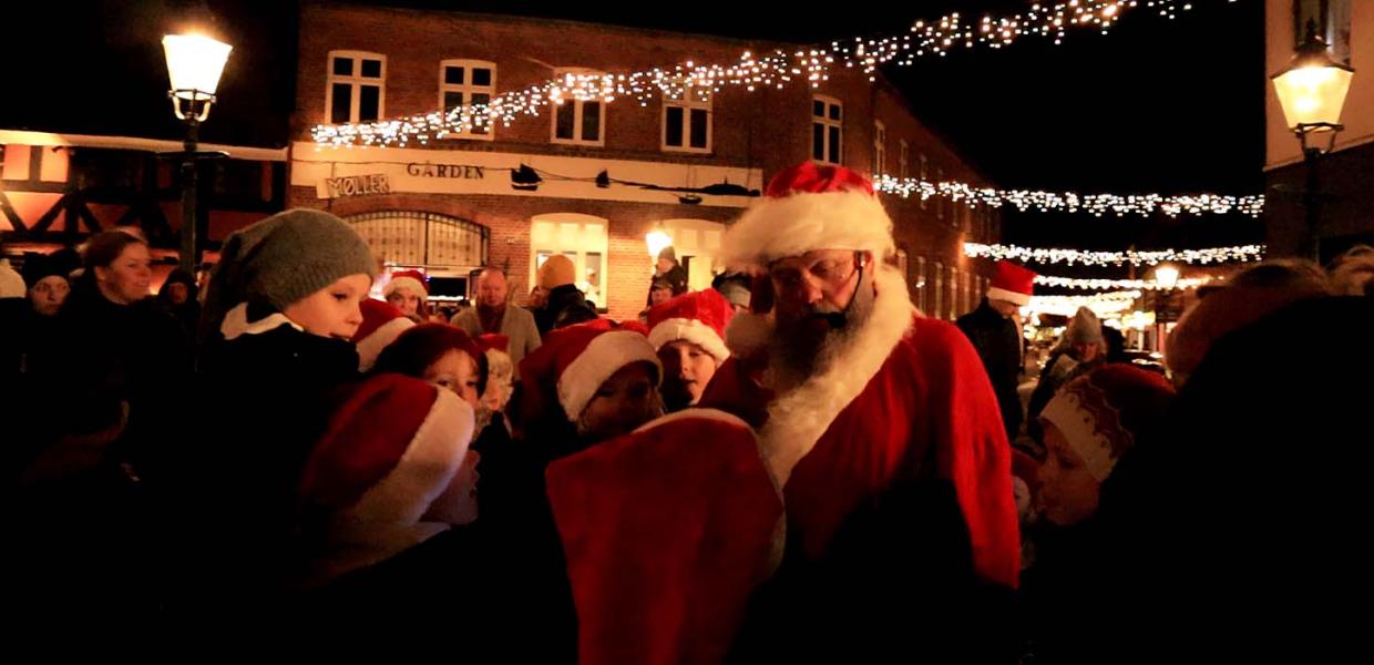 Julemanden møder de små børn på Adelgade i Bogense