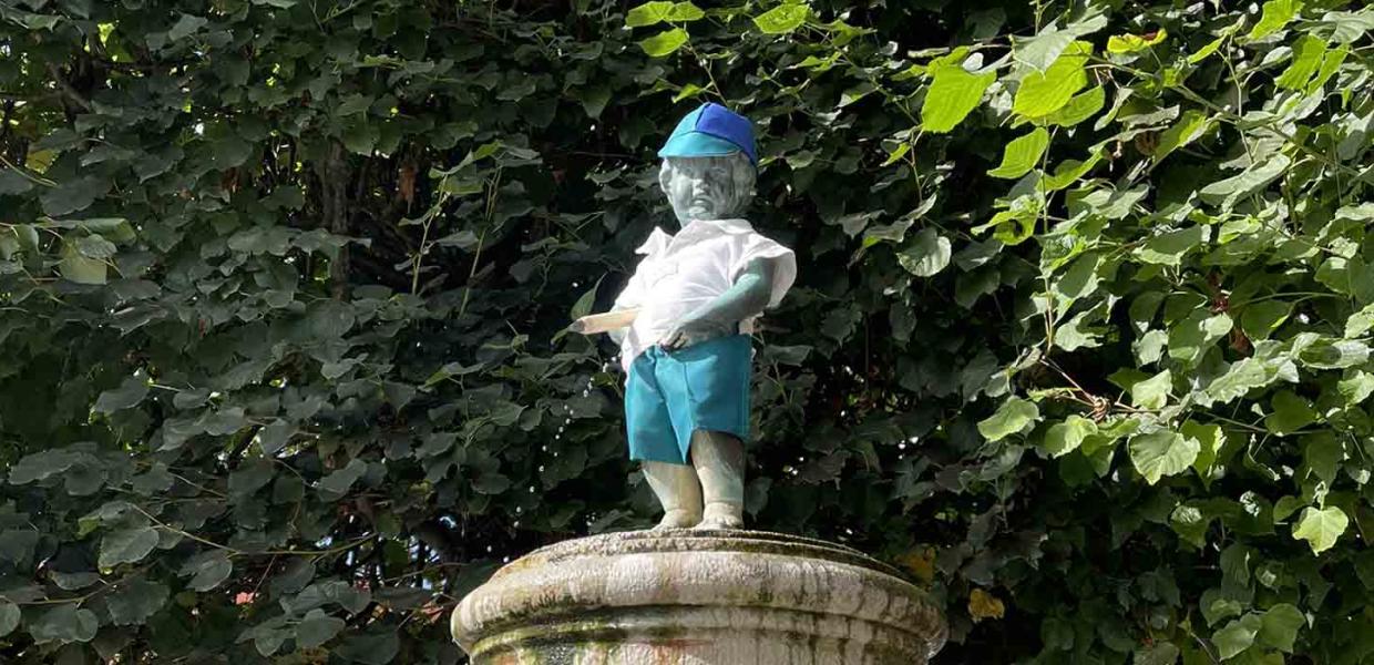 Manneken Pis med kasket og tøj på til sprogfestivalen SPROGENSE