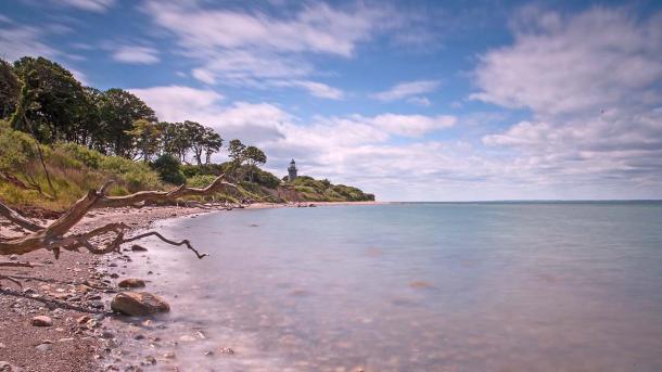 Æbelø ved kysten med udsigt til fyrtårnet