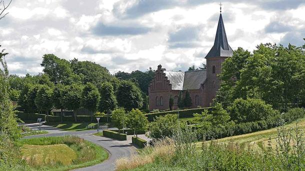 Udsigt fra toppen af bakken til Padesø kirke på Nordfyn