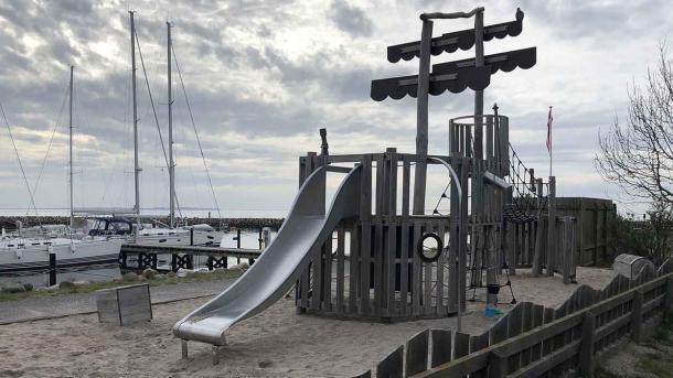 Piratlegepladsen ved Bogense Marina og mørk himmel