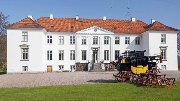 Kærsgaard Hovedbygning med køretøj foran