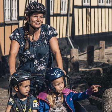 Familie cykler ved Bogense Bybæk