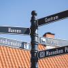 Skilt i gaden viser vej til forskellige seværdigheder i Bogense