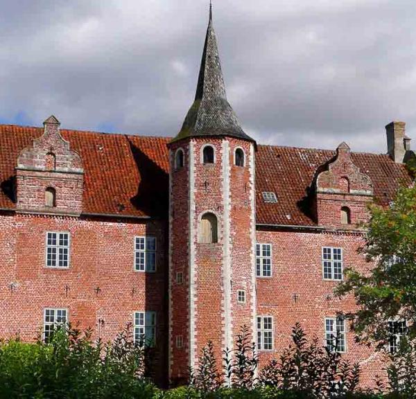 Harridslevgaard Slot set fra haven
