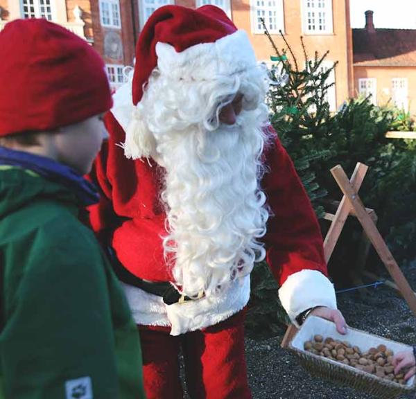 Julemanden uddeler pebernødder ved Langesø Slot