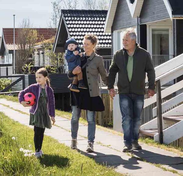 Bedsteforældre med børnebørn ved sommerhuse på Fuglsang Strand