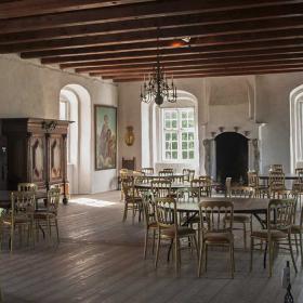 Den store riddersal på Harridslevgaard med borde og stole til selskaber