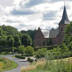 Udsigt fra toppen af bakken til Padesø kirke på Nordfyn