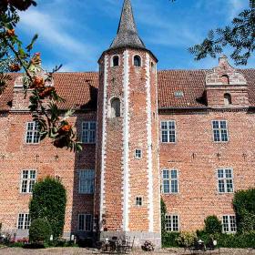 Harridslevgaard Slot med tårnet i midten set fra indre gård
