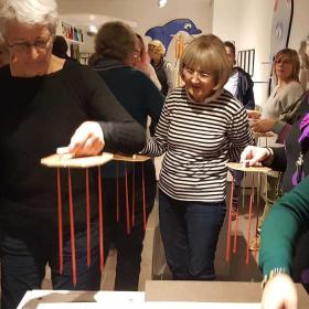 En gruppe støber deres egne lys ved Aagaardens Lys i Brenderup