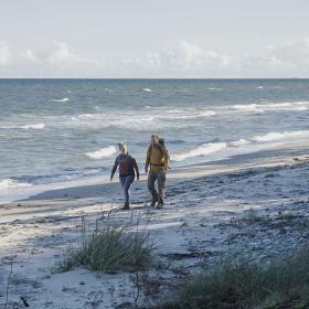 Par går tur på stranden ved Flyvesandet