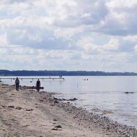 Skåstrup Strand med skyet himmel og udsigt til Jylland