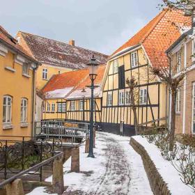 Bogense bybæk og de gamle huse i snevejr i vintertid