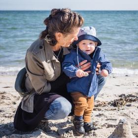 Bedstemor med barnebarn på stranden ved Fuglsang Strand