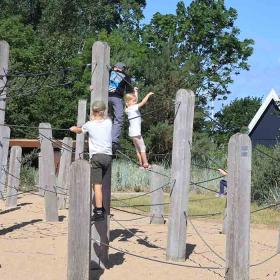 Kinder spielen auf dem Spielplatz an der Strandoase Hasmark