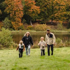 Familie går tur ved Langesø i efteråret