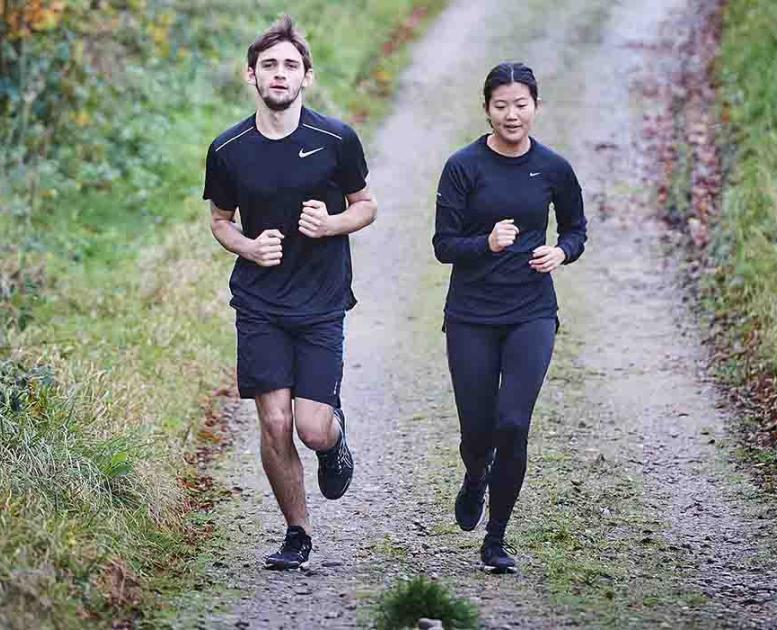 Par løber motionsløb i Langesø skov