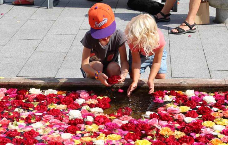 Børn leger til Rosenfestival